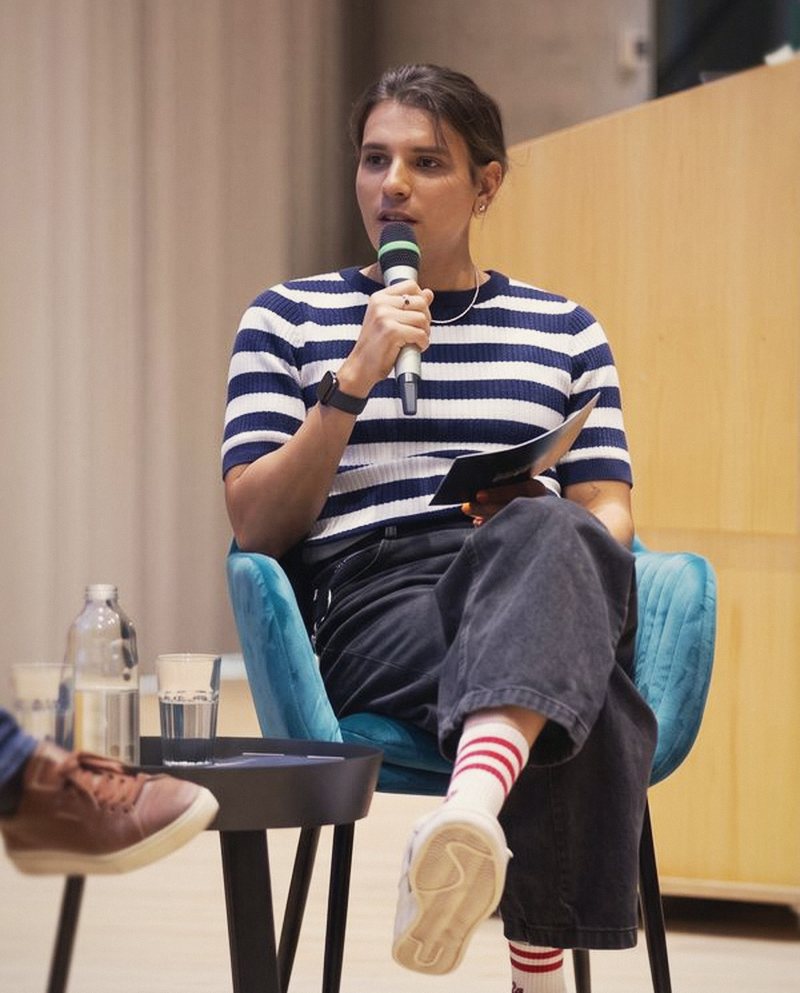 Samet Akti moderating a panel at Zalando